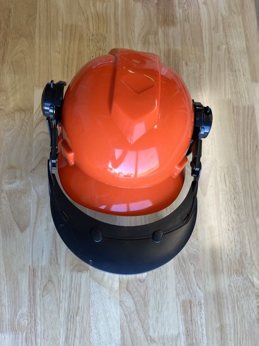 Kask ochronny pilarza