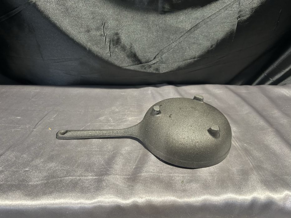 Żeliwna patelnia na trzech nogach – niski rondel – 13,5 cm