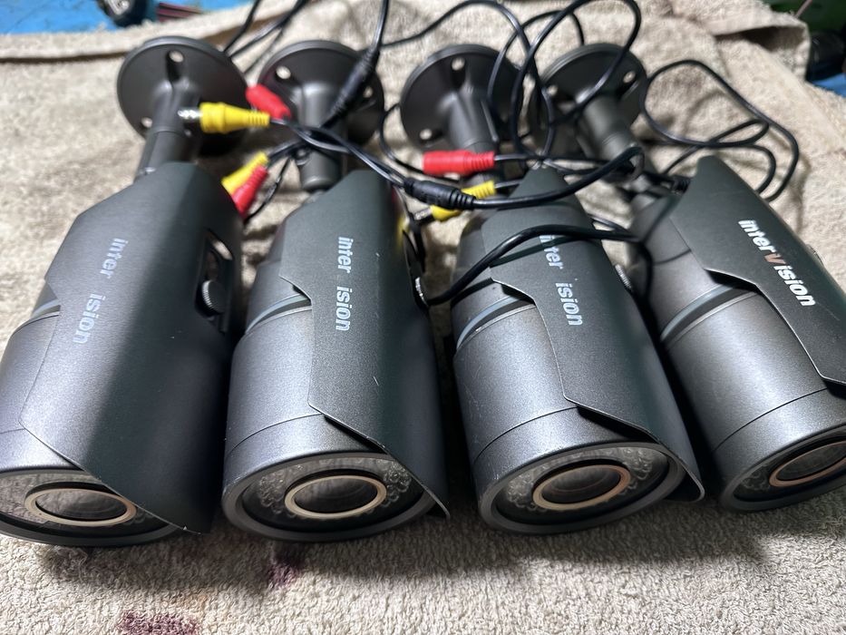 Маю камери в гарному стані, всі працюють, в одній тріщина скла,