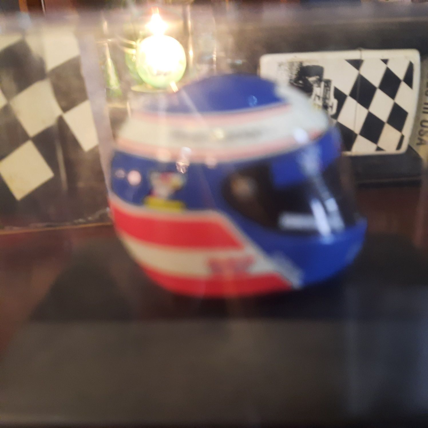 Isqueiro e capacete