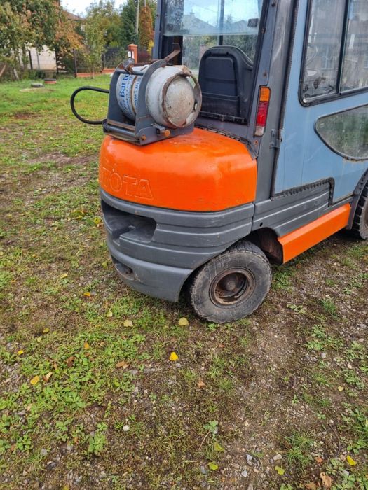 wozek widłplowy toyota 6fdf30 gazowy