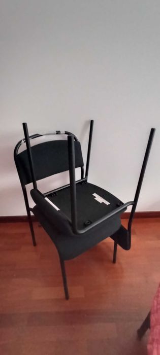 Duas cadeiras em aço forradas a tecido