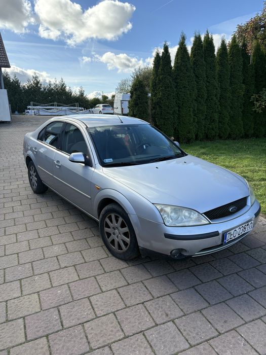 Ford momdeo 1.8 benzyna . Fajhy stan . Klimatyzacja. Hak