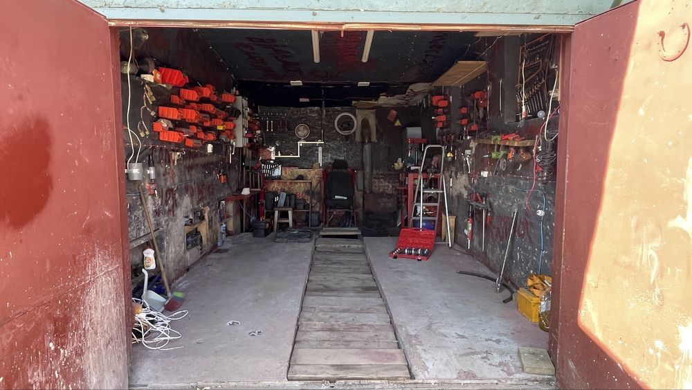 Продам гараж з інструментом під сто