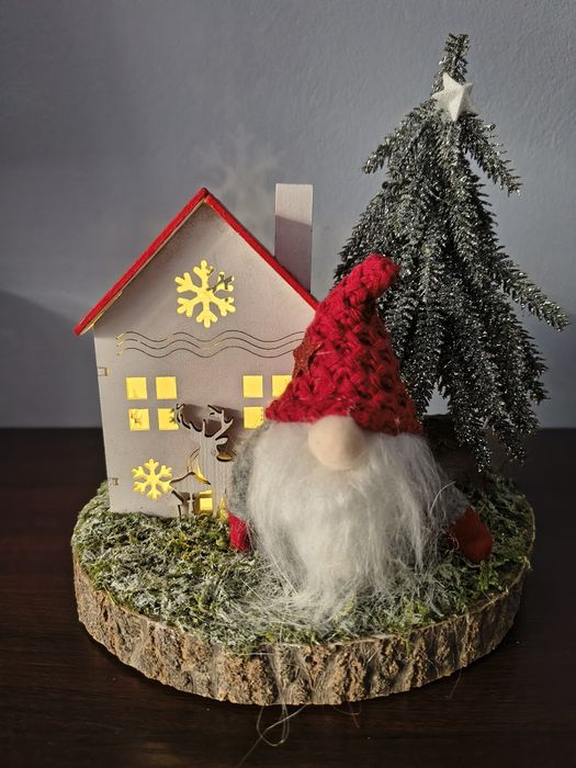 Ozdoba świąteczna świecący domek z choinką i krasnalem.