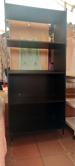 Movel de prateleiras em madeira