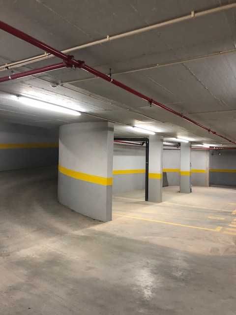 Aluga-se lugar de estacionamento duplo ou simples, em garagem