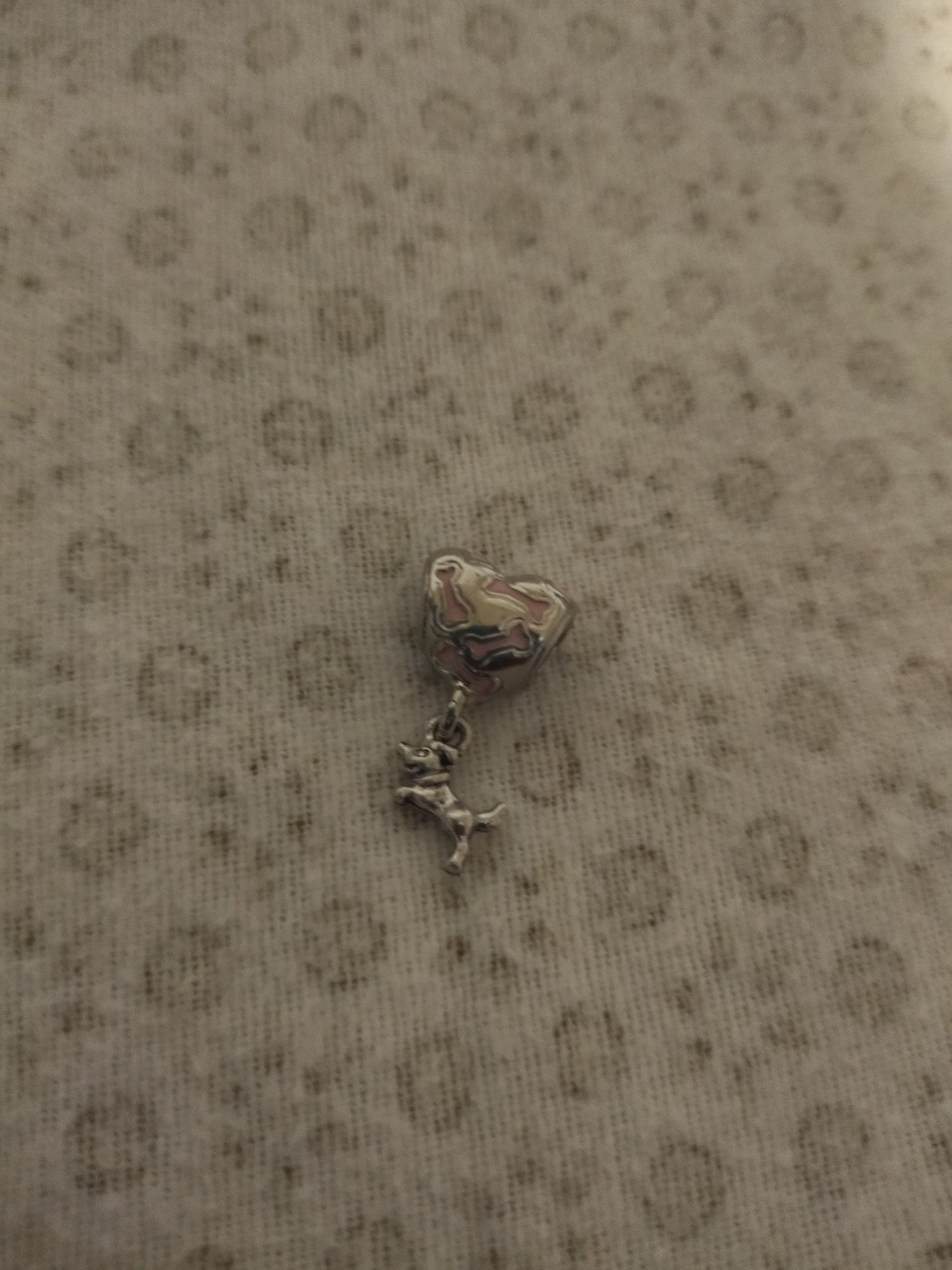 1 peça pulseira  de aço em forma coração com osso e com um cão