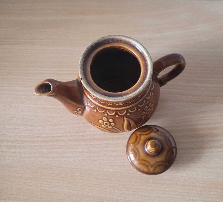 brązowy imbryk do herbaty
