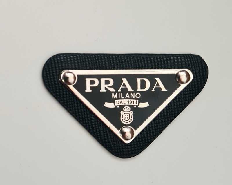 PRADA naszywka na skórce metalowa nowa