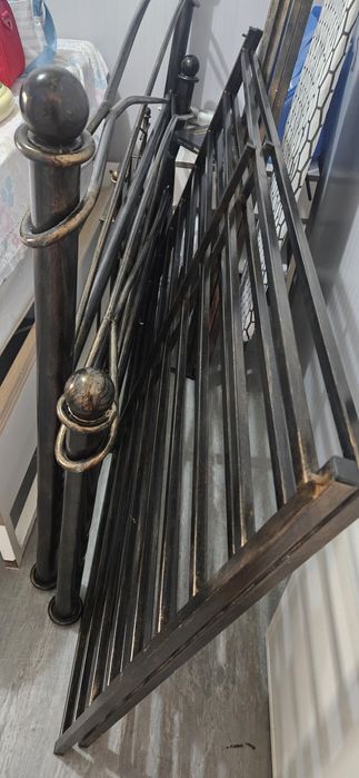 Cama de casal de ferro com 2 mesinha de cabeceira
