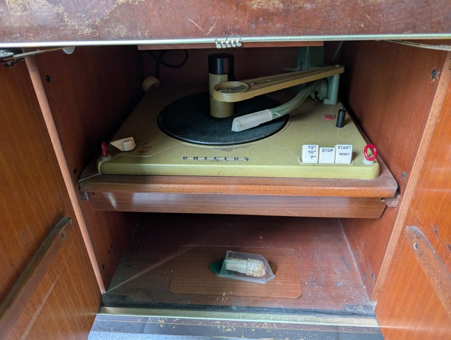 Vendo dois móveis com rádio e giradiscos.dicos.