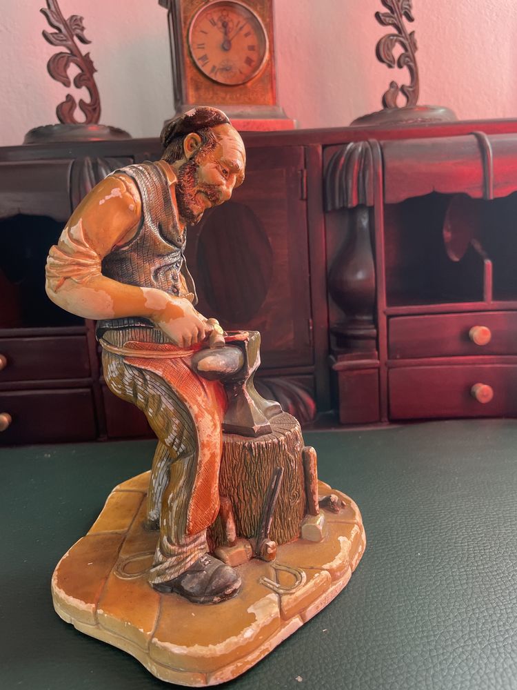 Figurka alabaster kowal