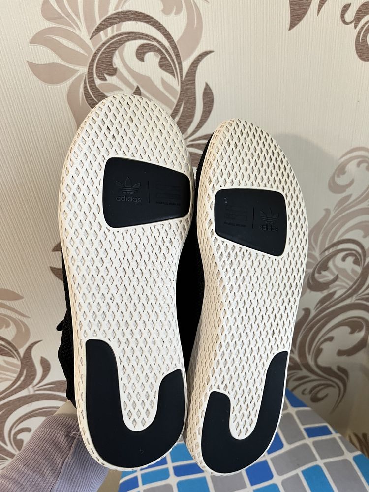 Кросівки adidas  x Pharell Williams