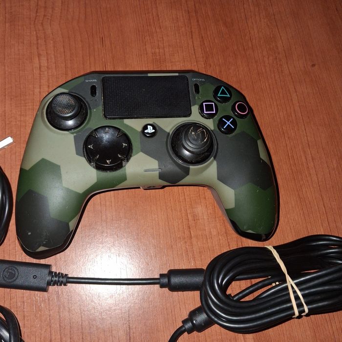 PlayStation 4 + 2 Comandos Nacon (originais/licenciados) • Funciona