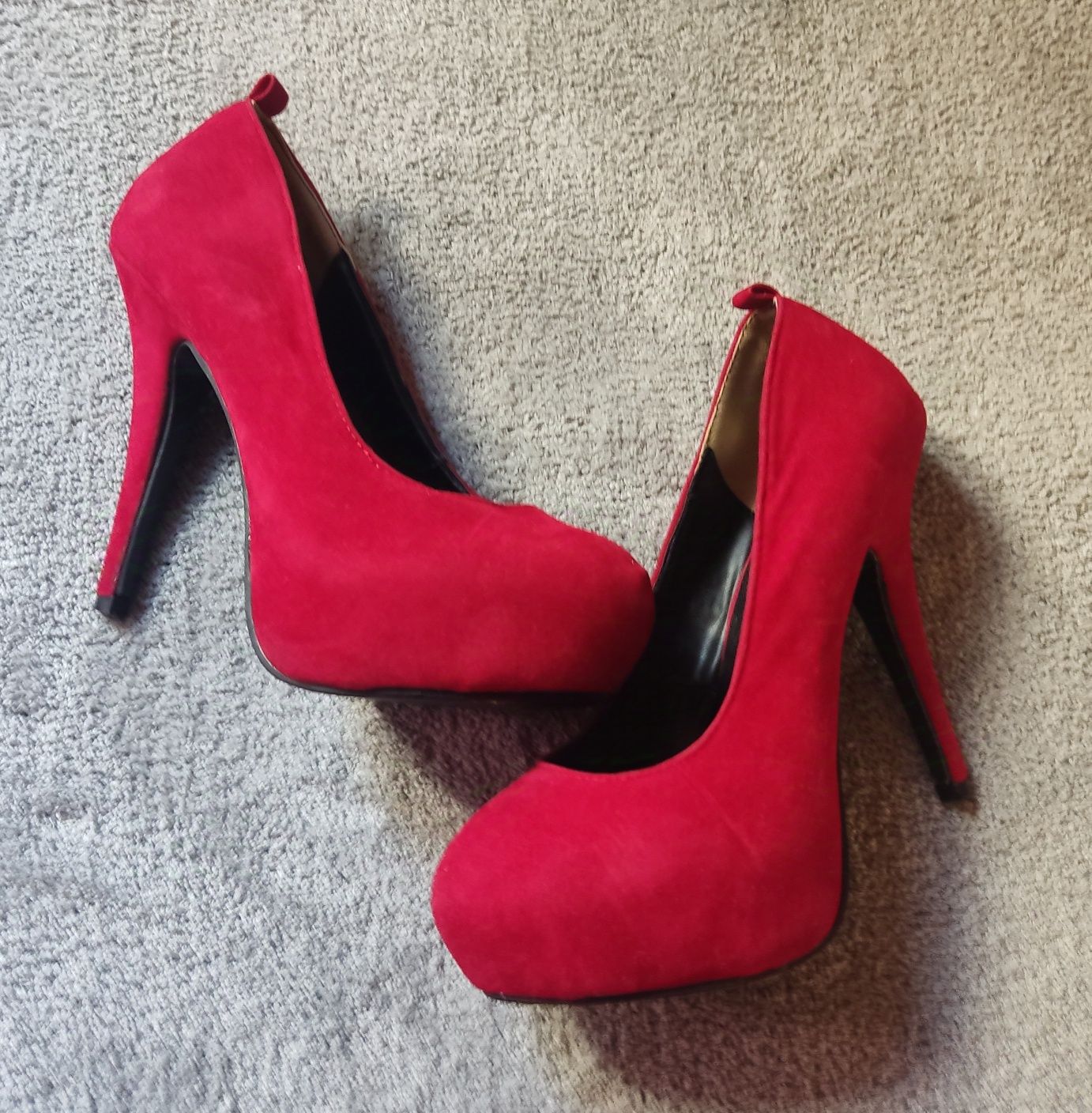 Sapatos salto alto vermelhos