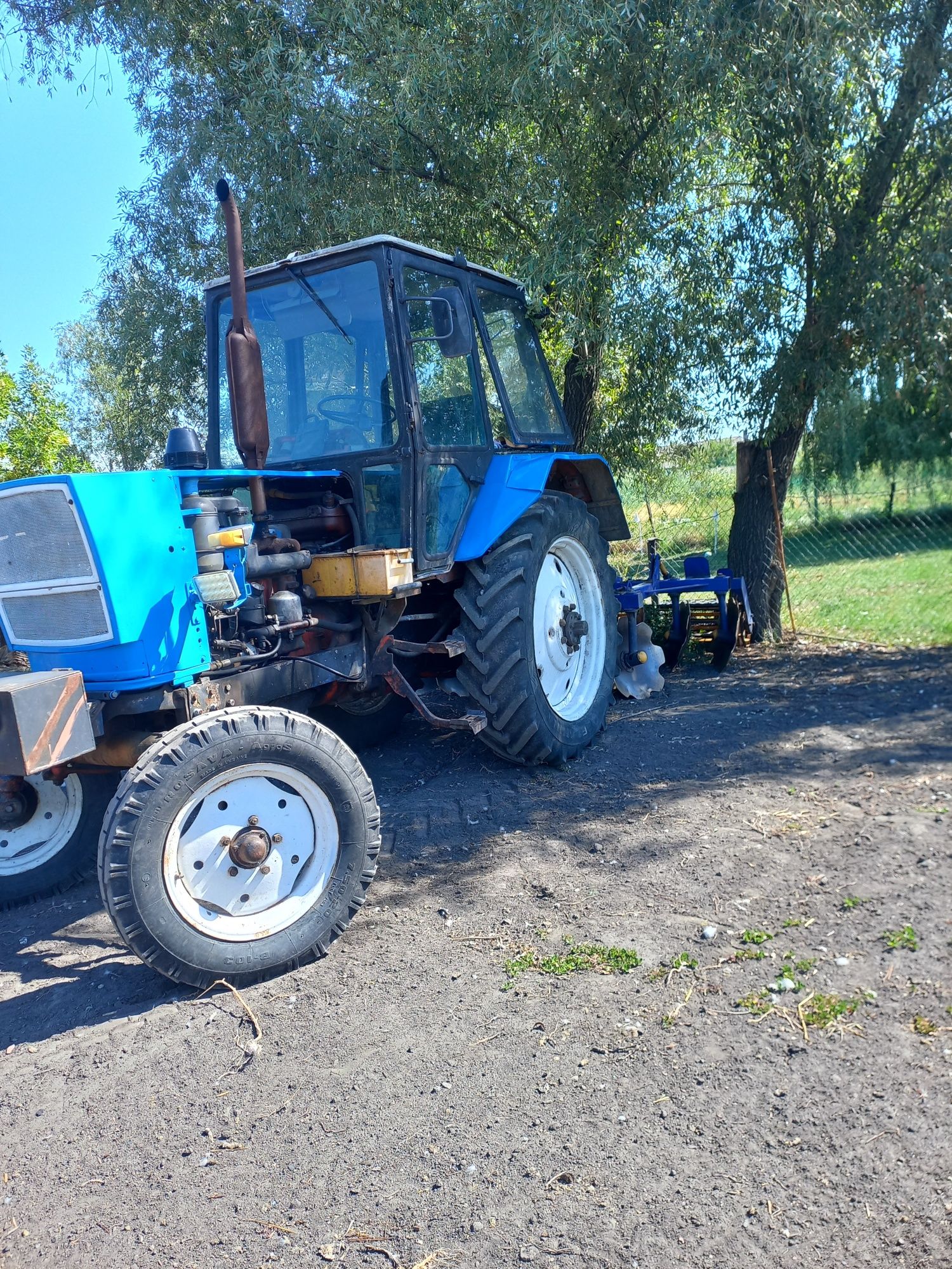 Продам трактор с дисковой бараной и плугом