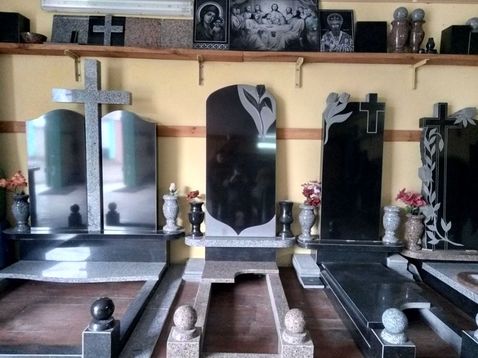 Памятники из черного камня.шары.вазы