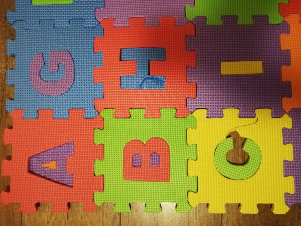 Puzzle piankowe litery alfabet