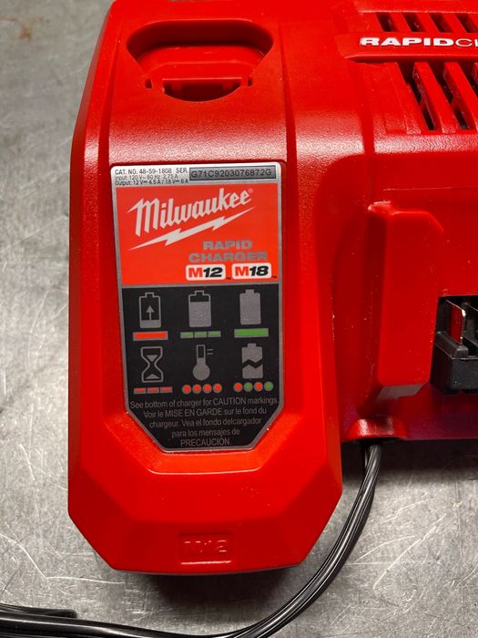 Milwaukee   Carregador