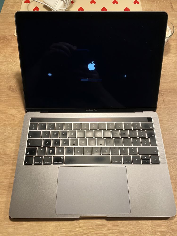 MacBook Pro 13” 2019 (i5,16GB RAM, 256 SSD)