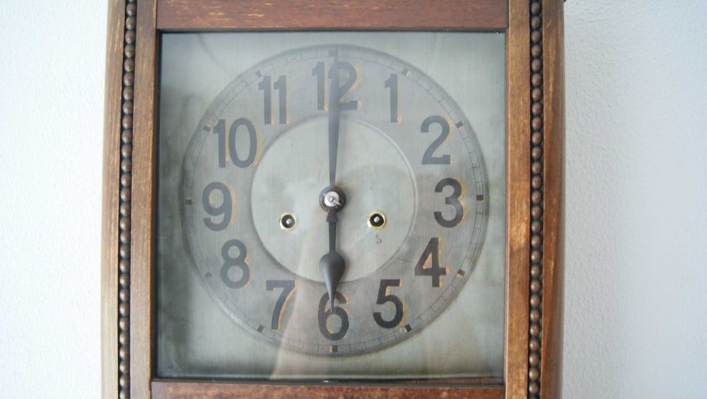 357 Zegar wiszący mechaniczny HAU antyk