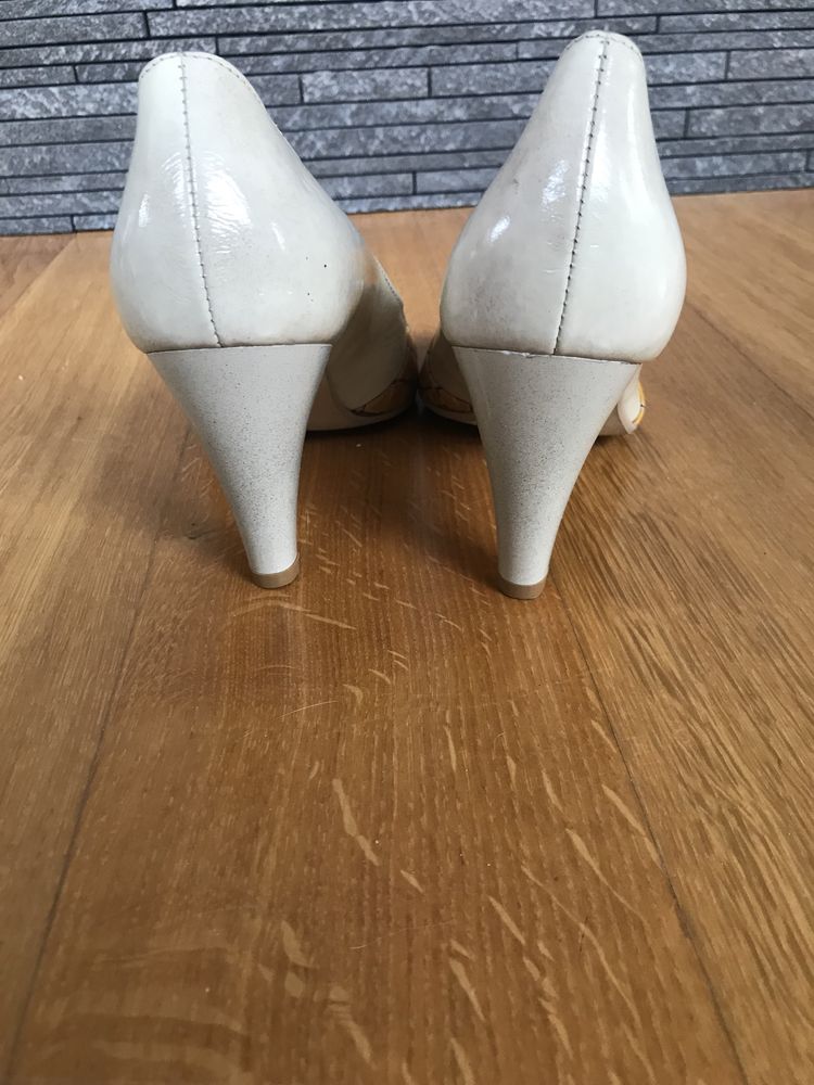 Nowe pantofle na niewielkim obcasie z klamrą, odkryte palce, r. 37