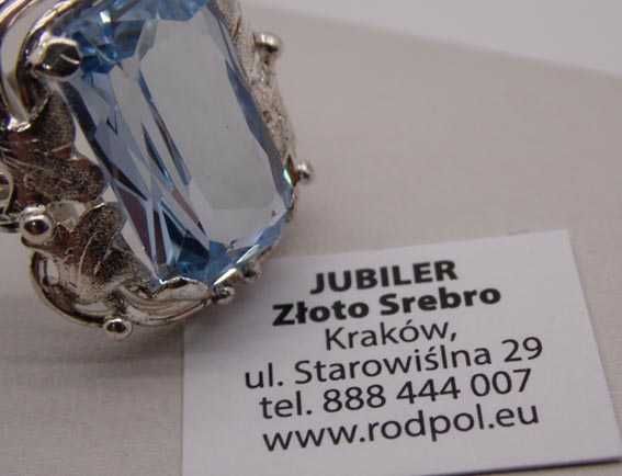 Przedwojenny srebrny pierścionek błękitny spinel listki z boku oprawy