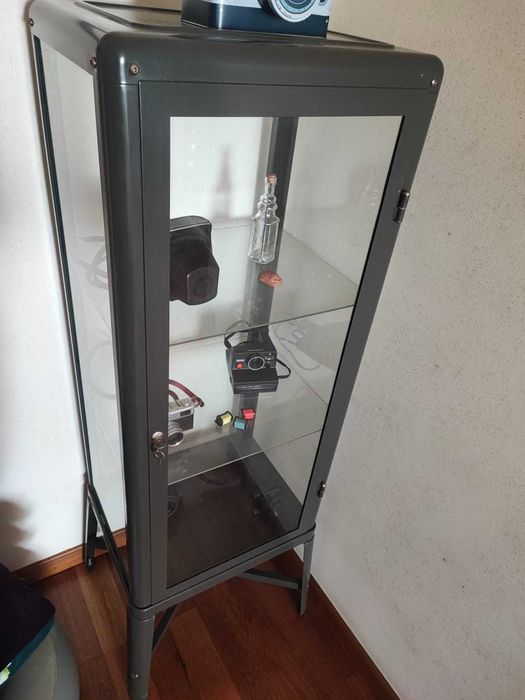 Estante vidro e ferro IKEA (vazia)