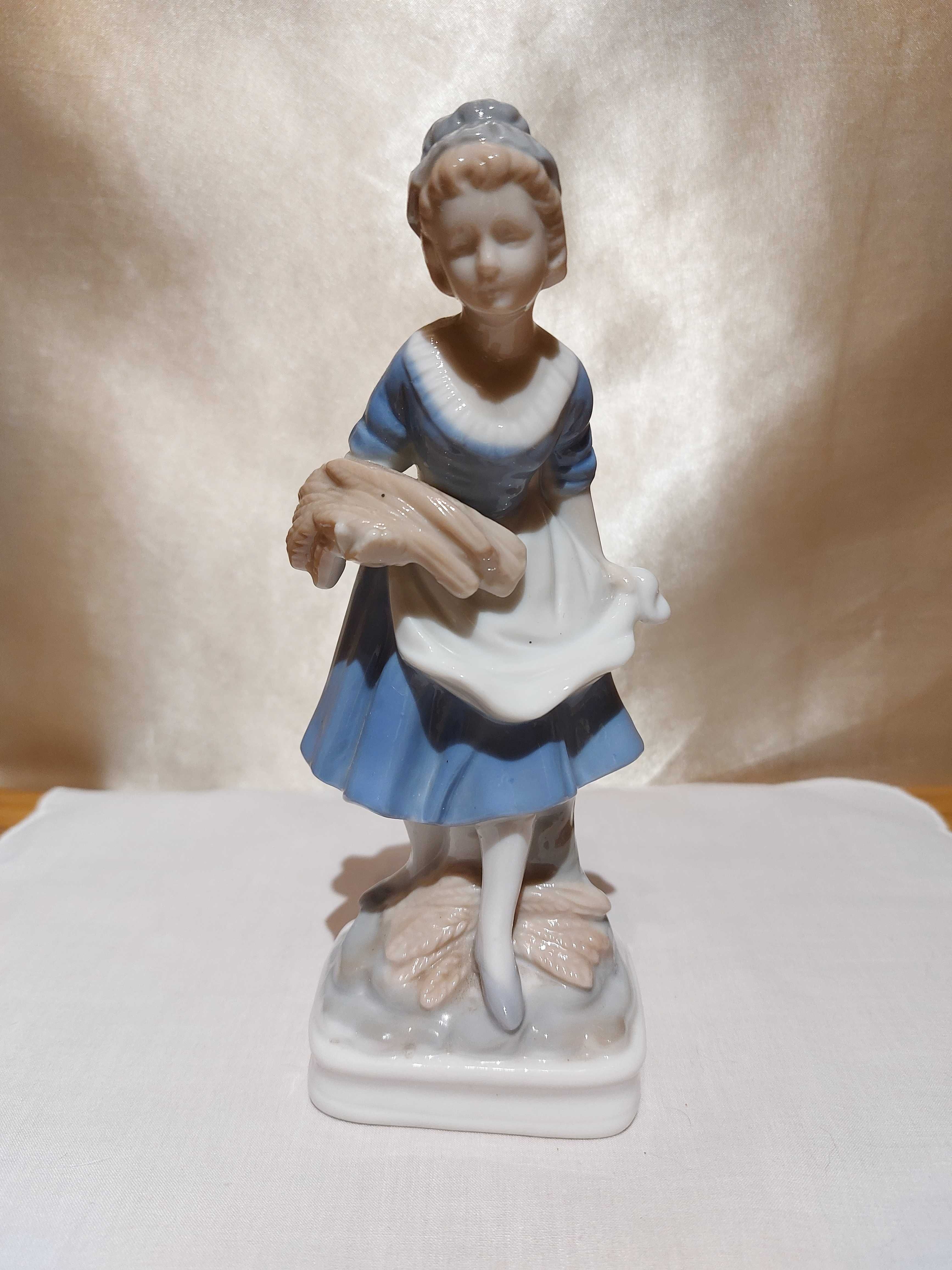 Porcelanowa figurka dziewczyny z naręczem kłosów