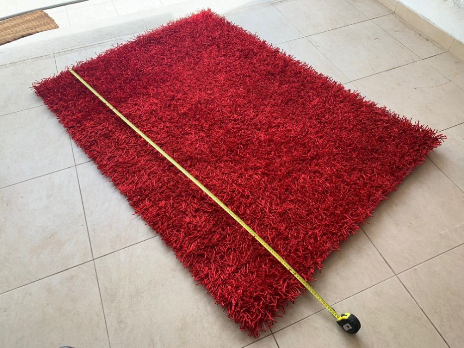 Tapete / Carpete cor vermelha, pêlo médio e macio - IMACULADO