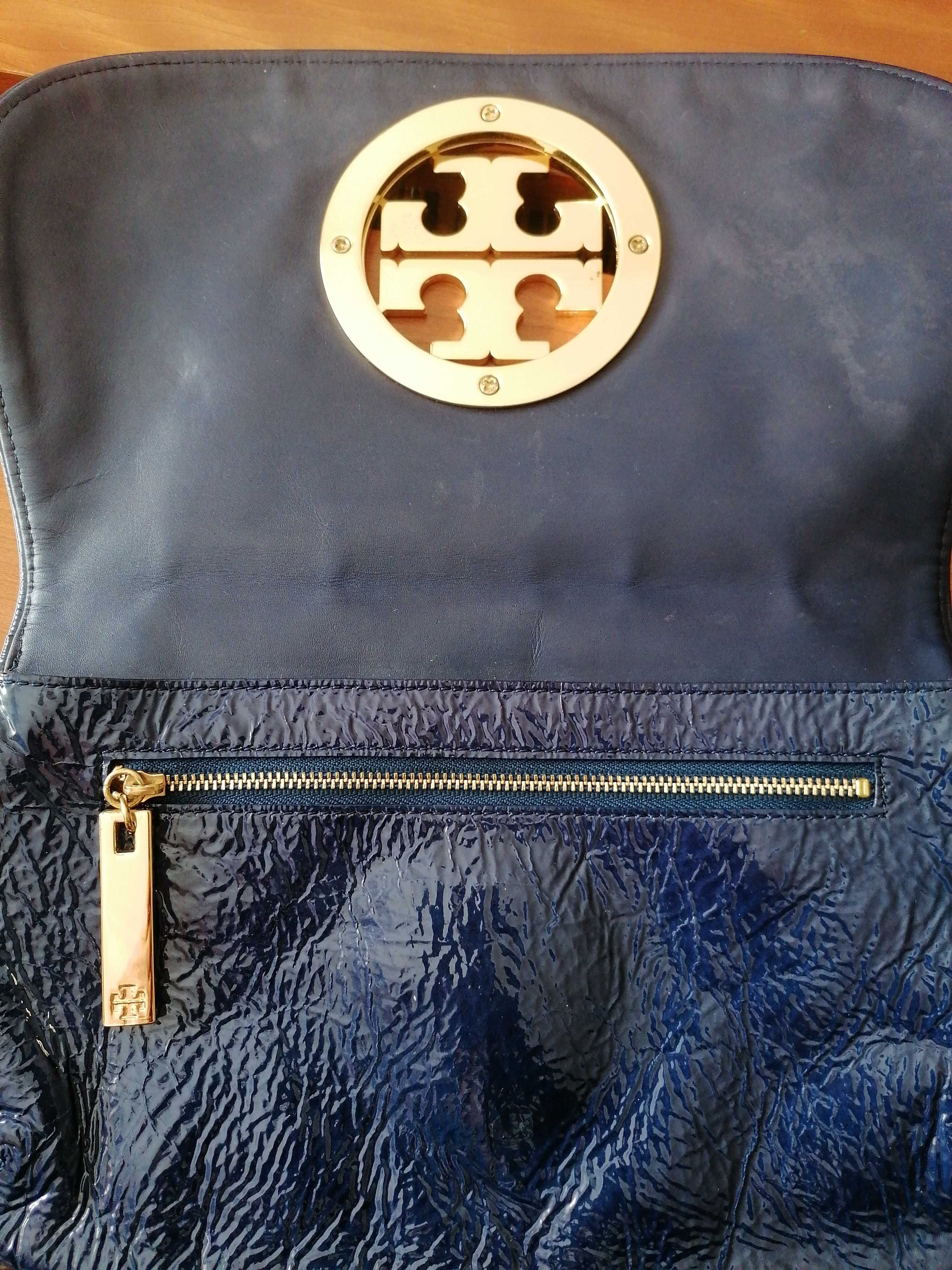 Tory  Burch clutch, azul marinho em couro.