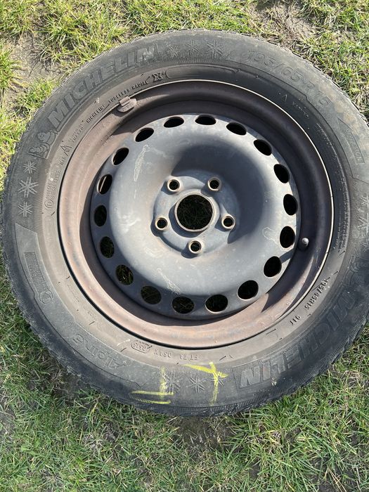 Opony zimowe na felgach stalowych 15