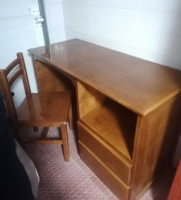 Secretária em madeira com cadeira e apoio pés