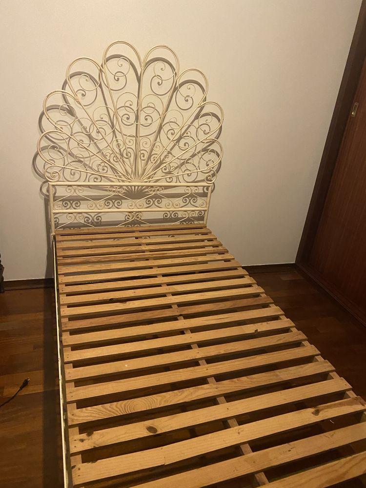 Cama de solteiro ferro  branca trabalhada + OFERTA ESTRADO