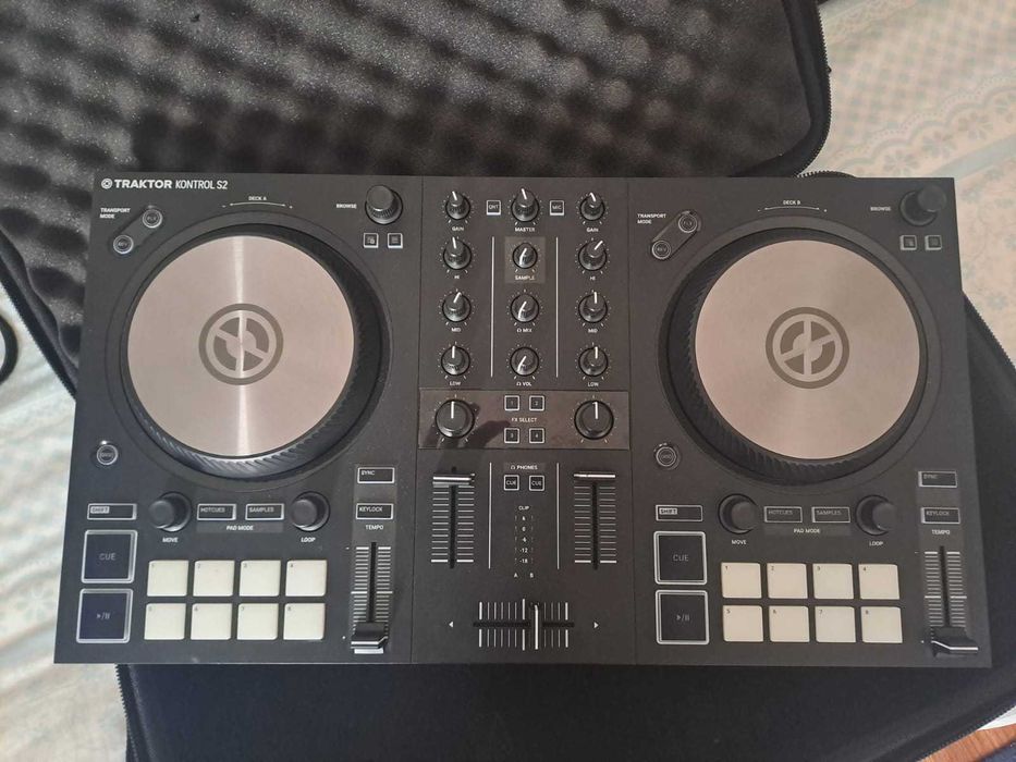 Native Instruments Traktor Kontrol S2 MK3 Bag Bundle