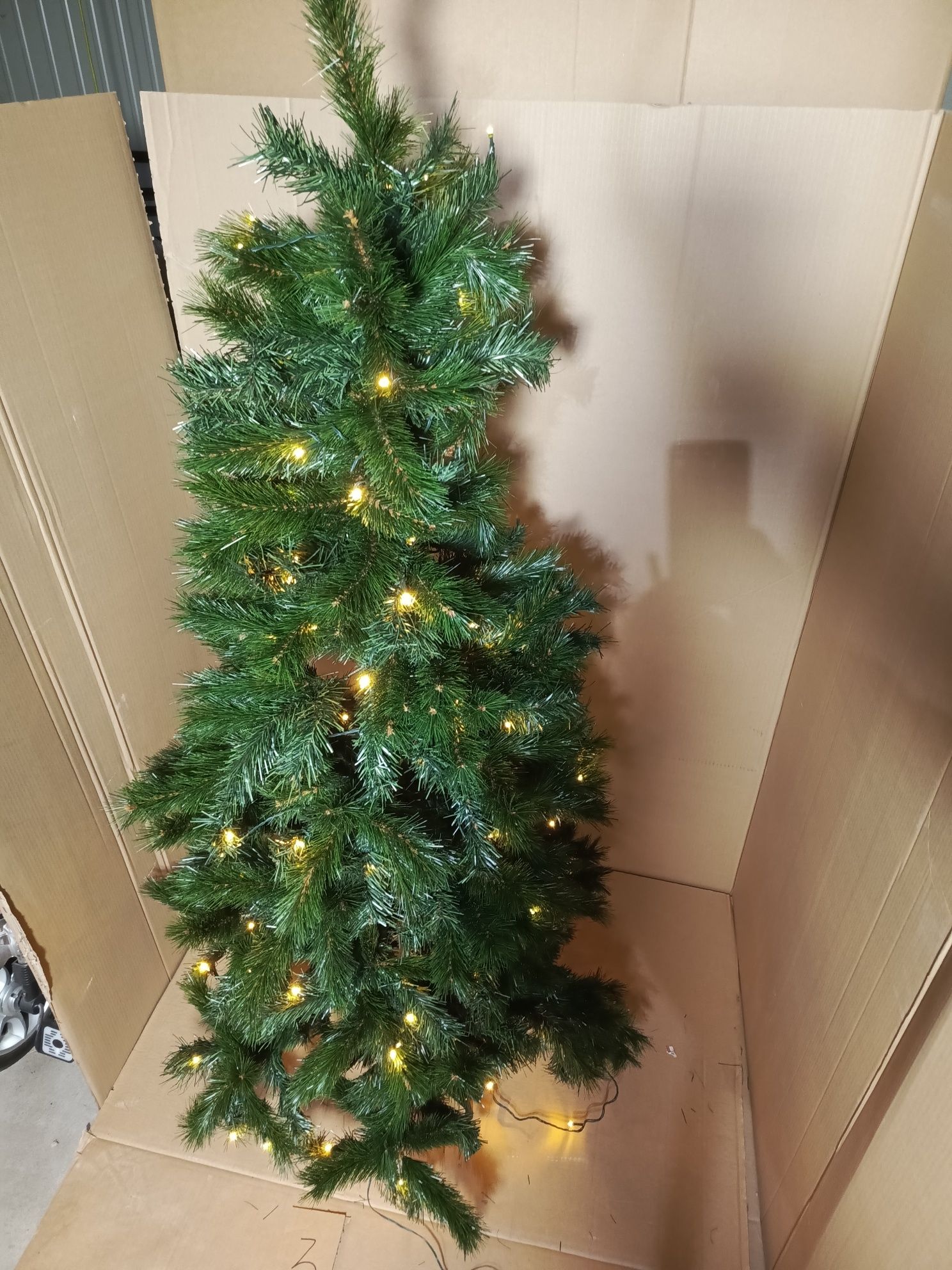 Choinka ak żywa 180 cm z oświetleniem