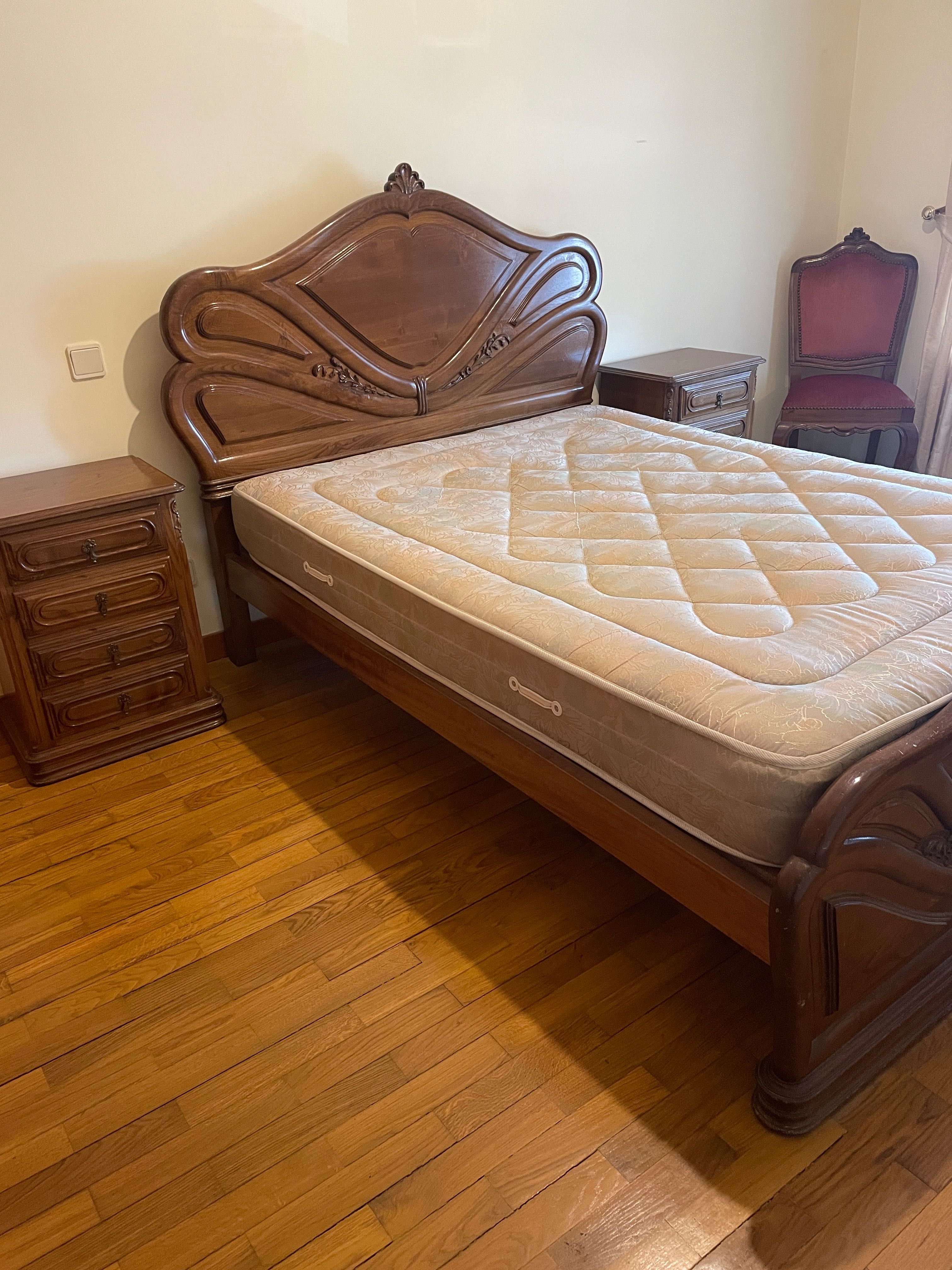 Cama de casal trabalhada em madeira