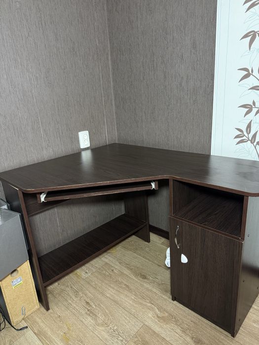 Продам компʼютерний стіл  в гарному стані