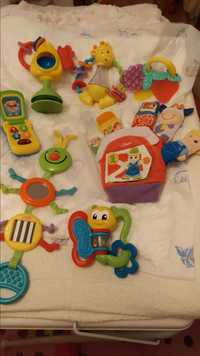 Diversos brinquedos de bebé