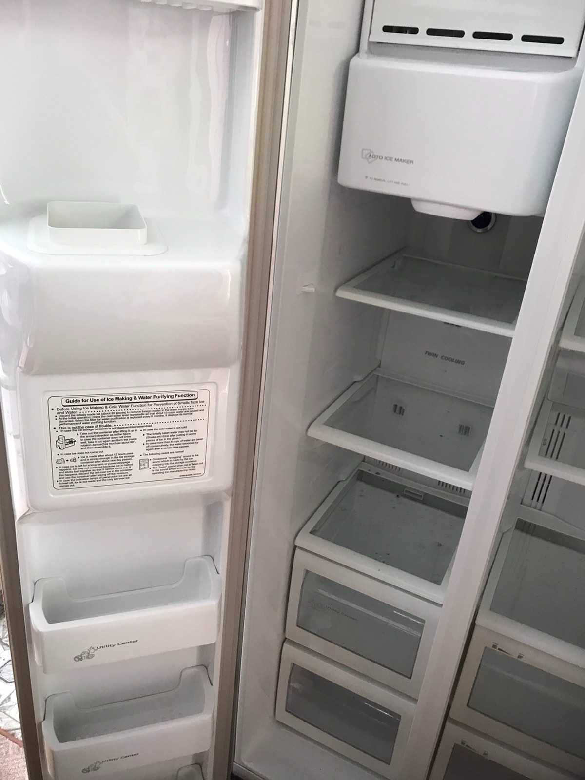 Холодильник  Samsung SR-S20FTLS