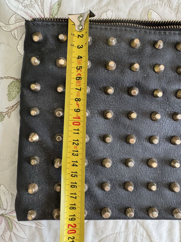 Mala de mao preta com pinos dourados