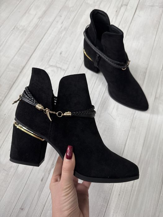 Czarne botki damskie na słupku wycięte zamszowe r.39