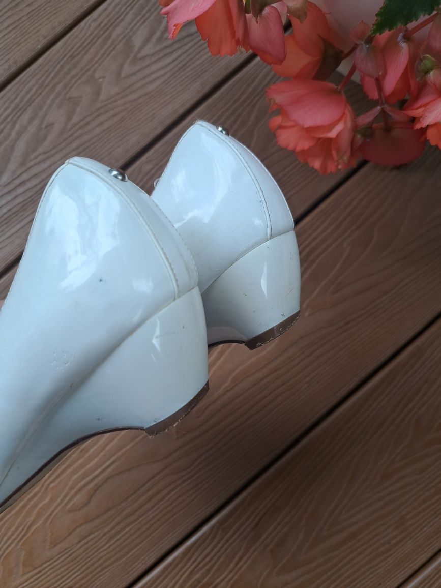 Biały lakier buty z odkrytymi palcami 39