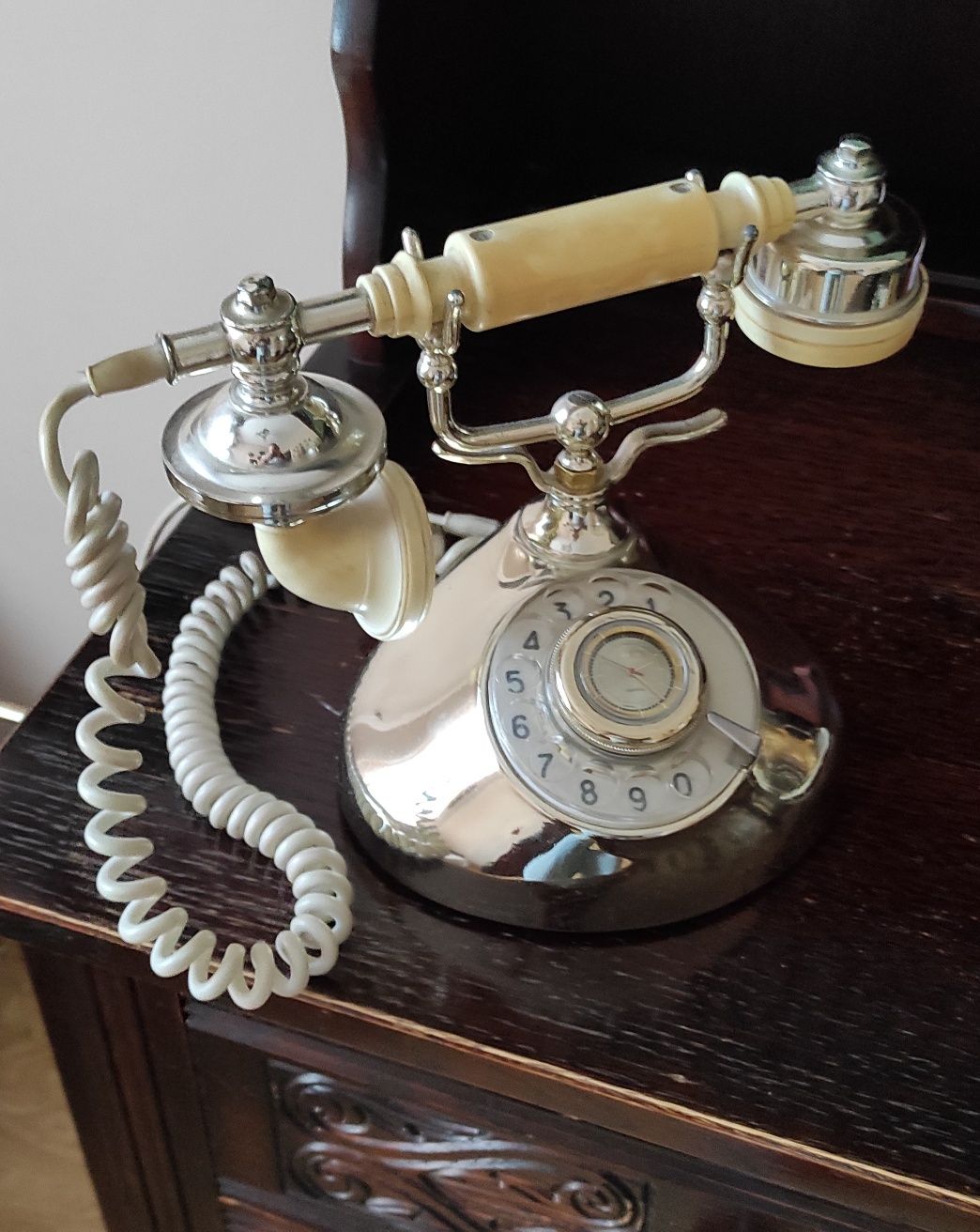 Stylowy telefon stacjonarny, retro.
