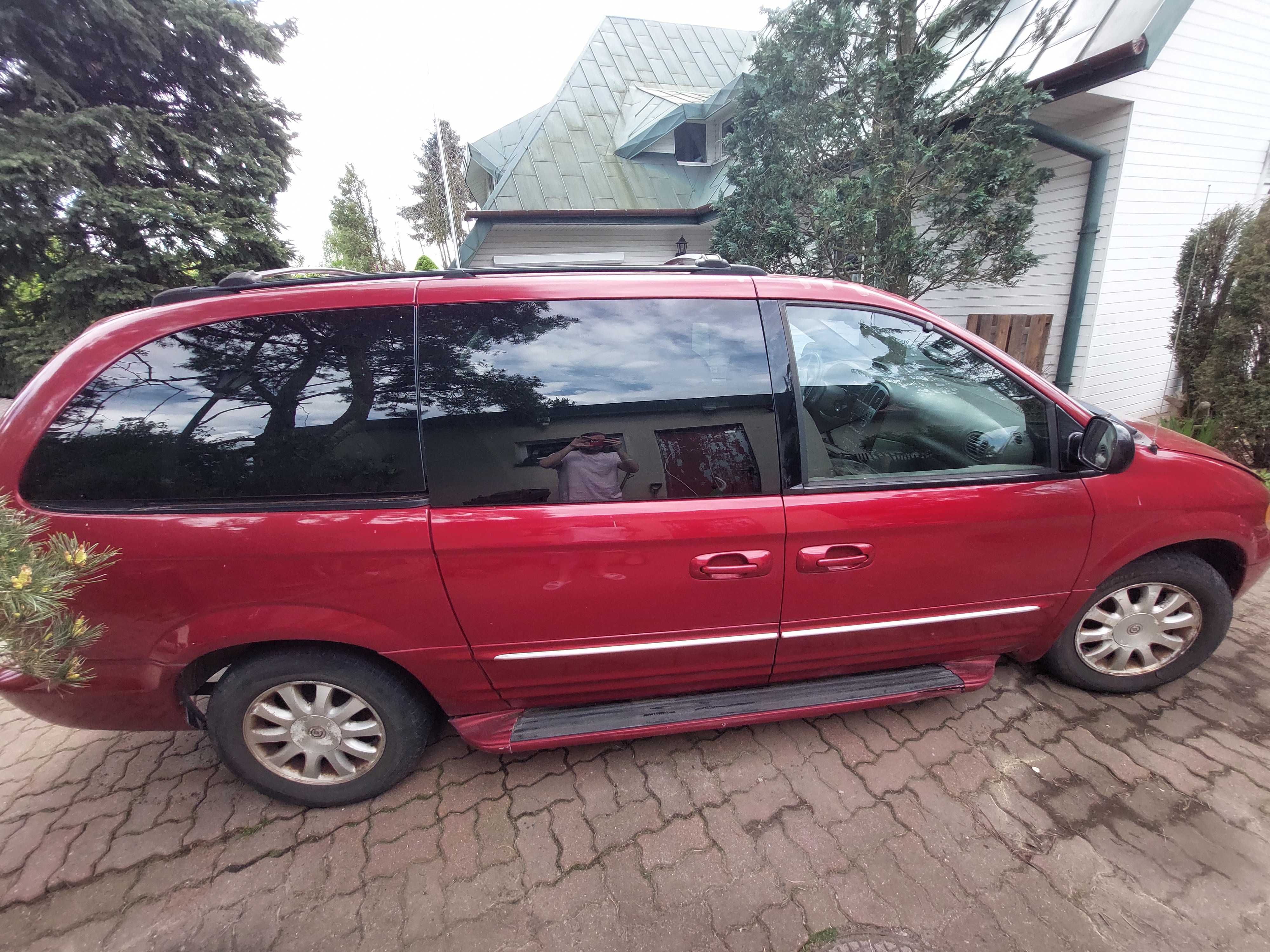 Chrysler Town and Country 2003 uszkodzony