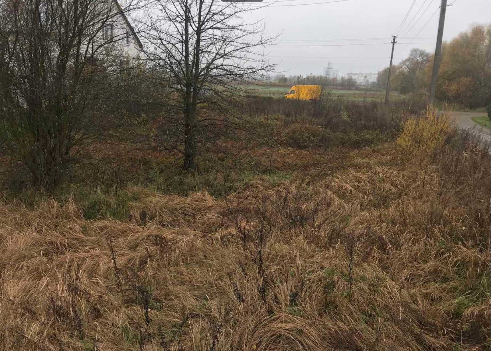 Земельна ділянка біля лісу та річки