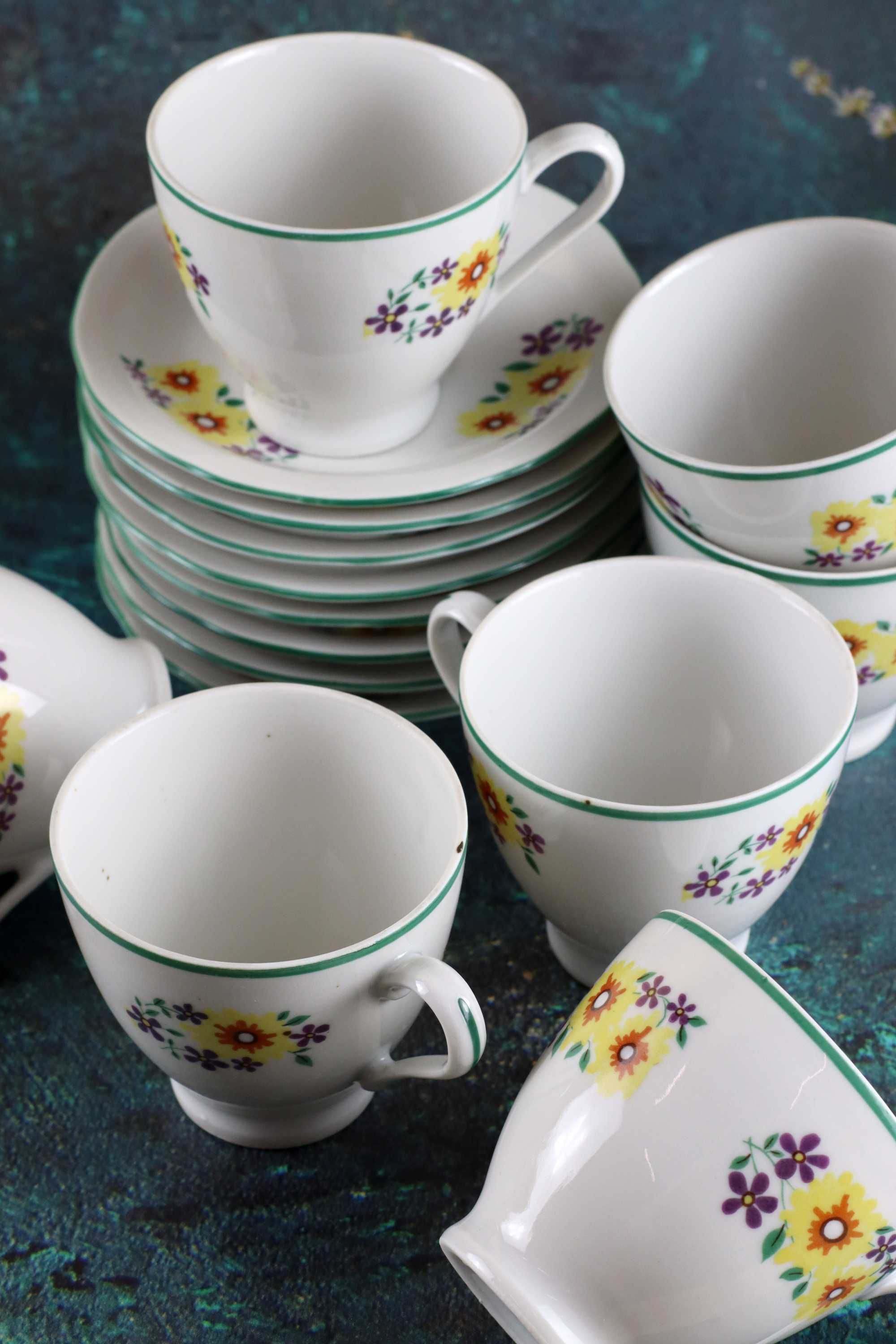 Serwis kawowy z kwiatową dekoracją porcelana Ćmielów vintage prl stara