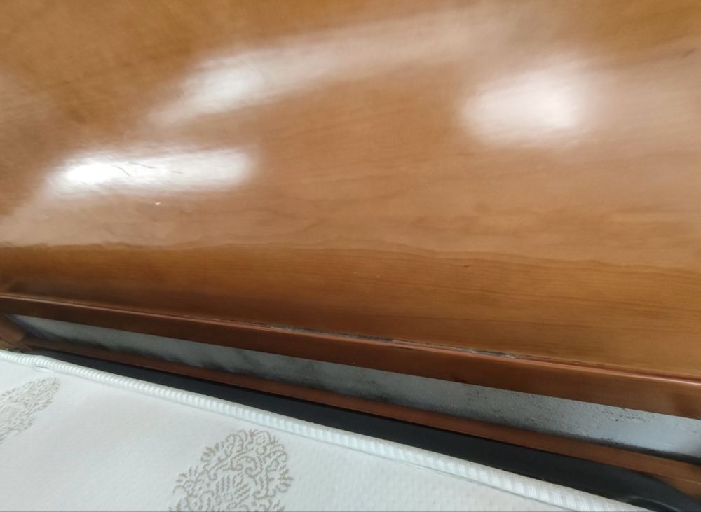 Cama de casal em madeira