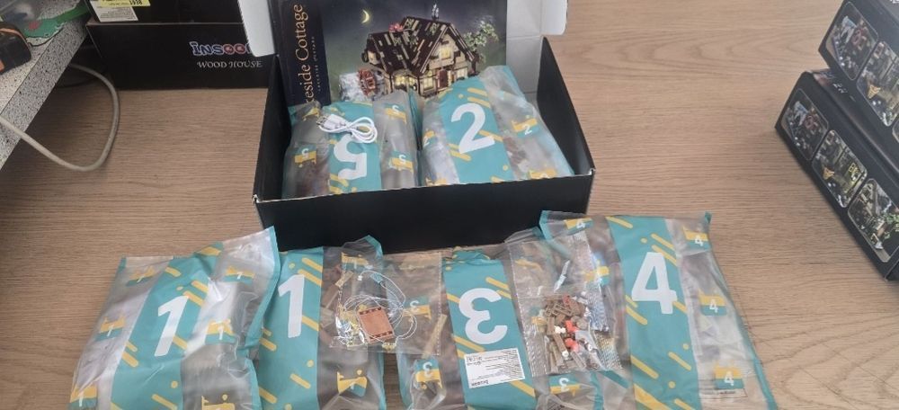 Klocki INSOON Drewniany domek led